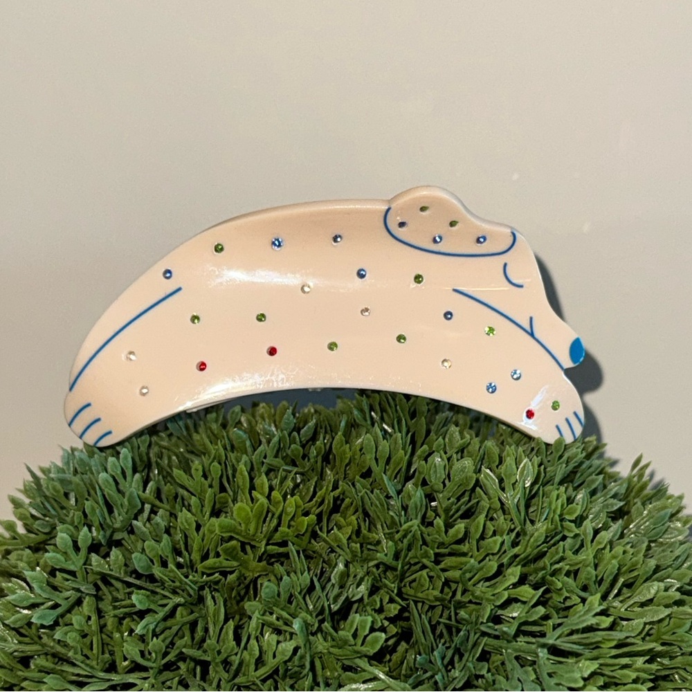 Cutecore dog-shaped hair claw clip with rhinestone details, playful and sparkly